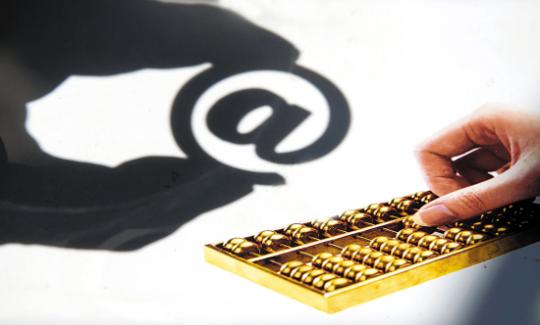 评级下调风暴来袭，楔形突破在即：黄金酝酿爆发性行情？